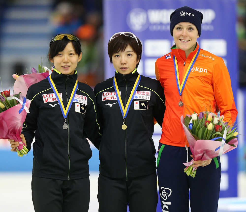 女子１０００メートル、表彰式で並ぶ（左から）２位の高木美帆、優勝した小平奈緒、３位のテルモルス