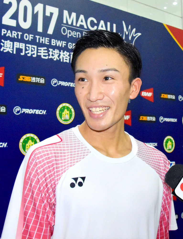 バドミントンのマカオ・オープンの男子シングルスで優勝し、報道陣の取材に応じる桃田賢斗（共同）