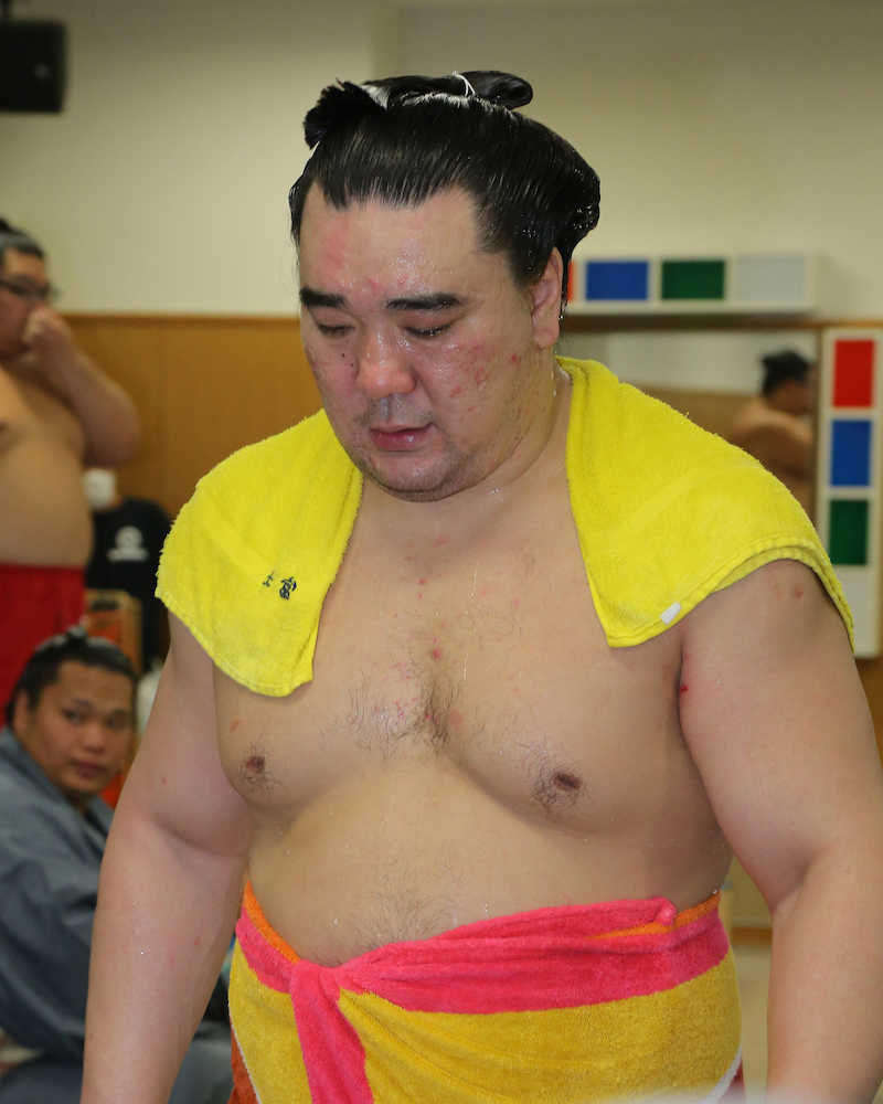 大相撲九州場所２日目　風呂から上がり厳しい表情の日馬富士