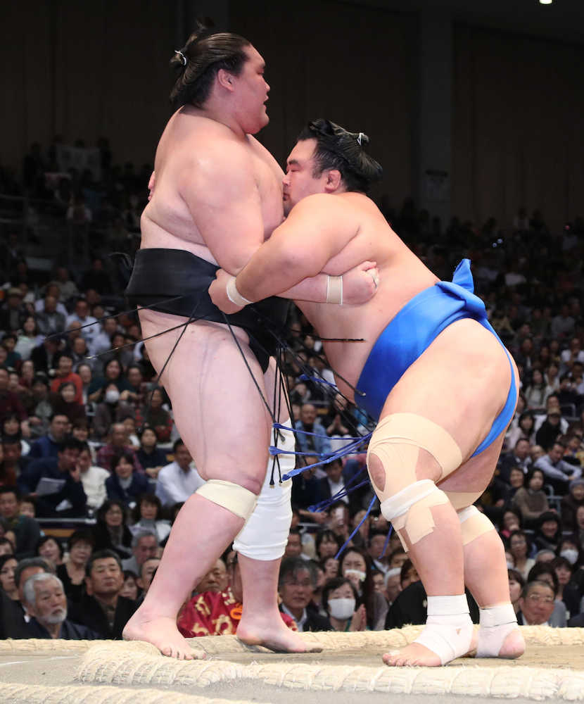 大相撲九州場所４日目、琴奨菊（右）に寄り切りで敗れる照ノ富士