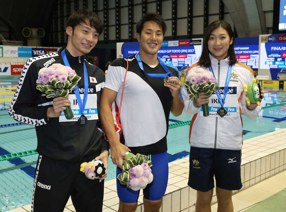 競泳Ｗ杯東京大会　並んで笑顔を見せる（左から）入江、瀬戸、池江
