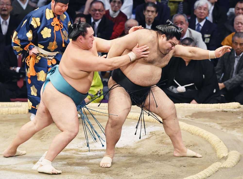 大相撲九州場所５日目　玉鷲（左）が送り出しで高安を破る