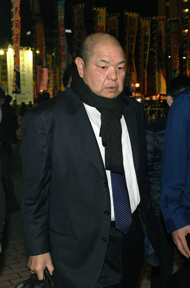 大相撲九州場所の会場を後にする日本相撲協会の八角理事長