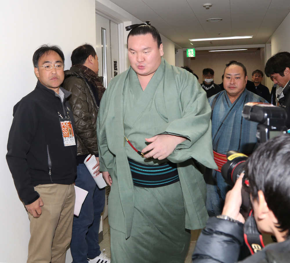 大相撲九州場所１２日目、審判部に呼び出された白鵬