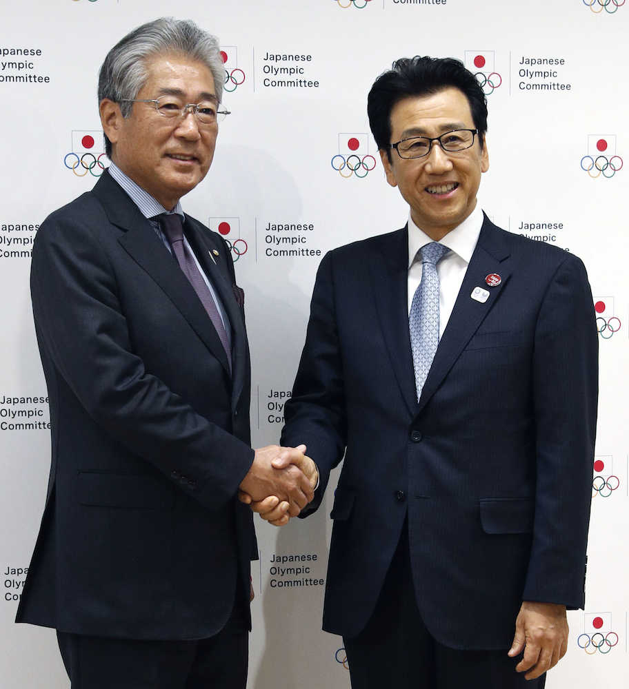 会見後に握手する札幌市の秋元市長（右）とＪＯＣの竹田会長