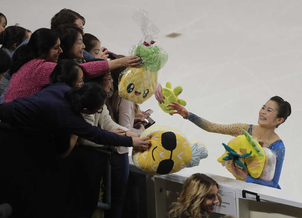 スケートアメリカ女子のフリーの演技後、パイナップルのぬいぐるみを贈られる宮原知子　（ＡＰ）