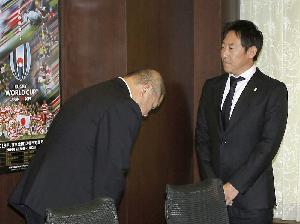 スポーツ庁の鈴木大地長官（右）に謝罪する日本相撲協会の八角理事長