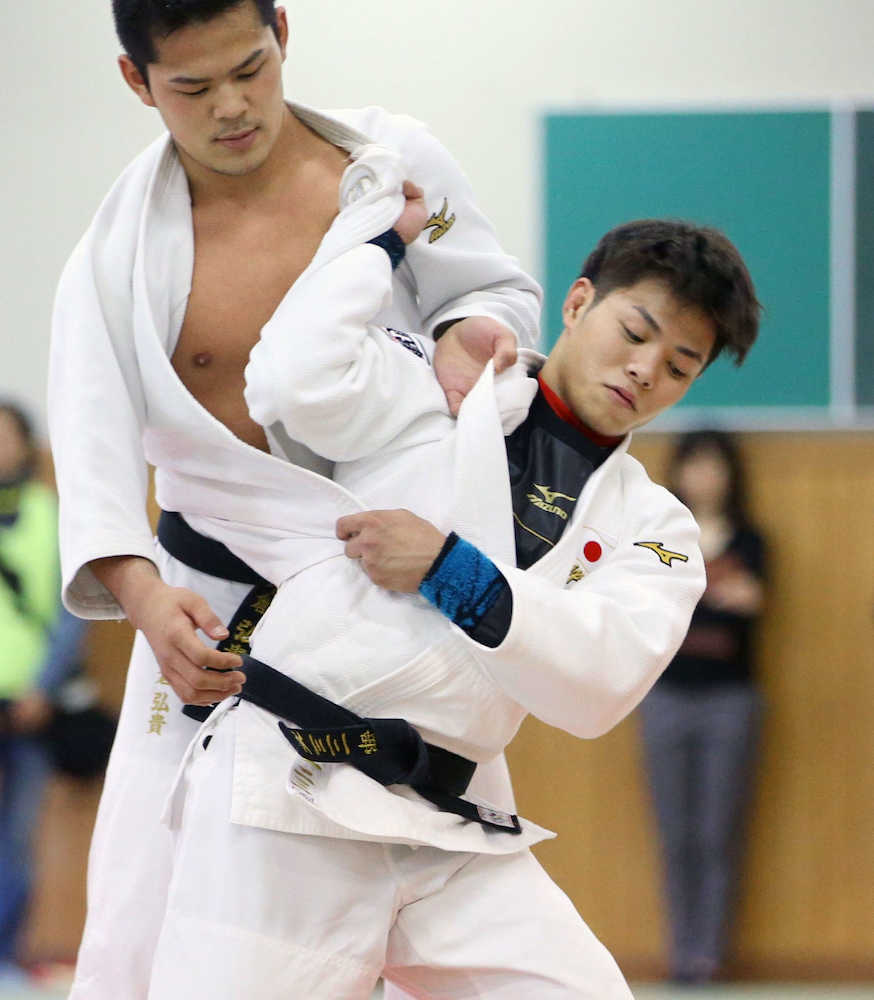 柔道のグランドスラム東京大会に向けて練習する男子６６キロ級の阿部（手前）