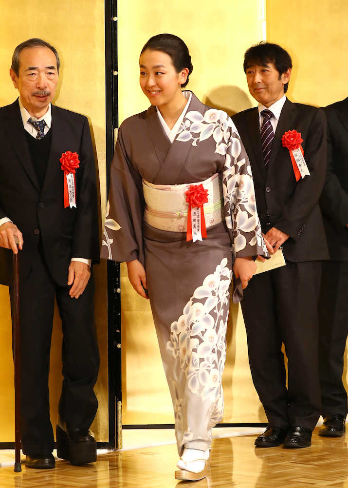 菊池寛賞贈呈式に着物姿で登場した浅田真央さん