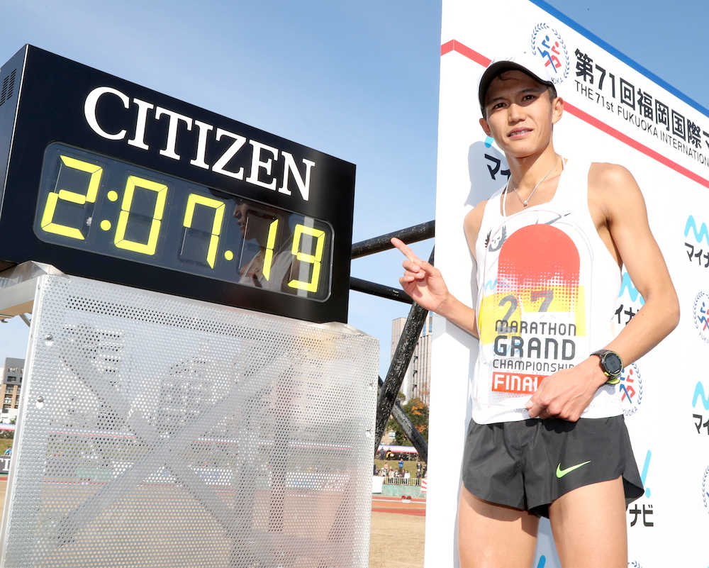 福岡国際マラソンで、２分７秒１９で日本人トップの３位でゴールした大迫傑