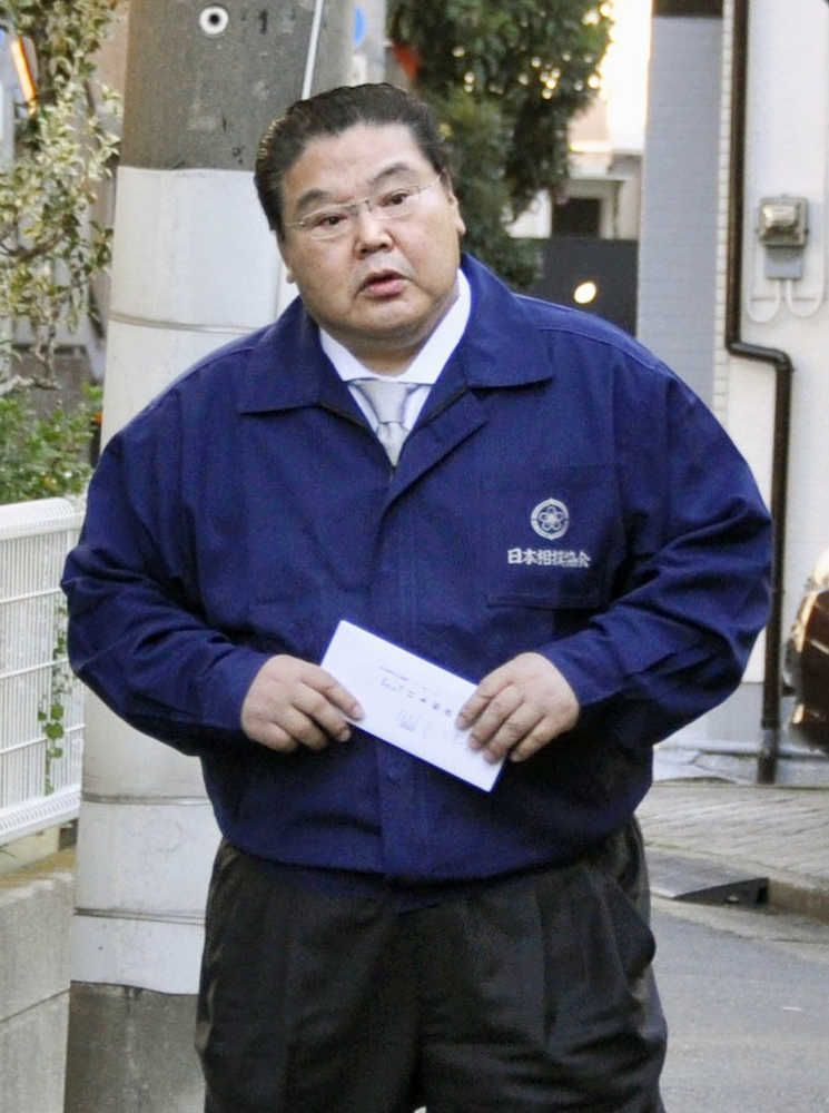 文書を手に貴乃花部屋を訪れる日本相撲協会の鏡山危機管理部長