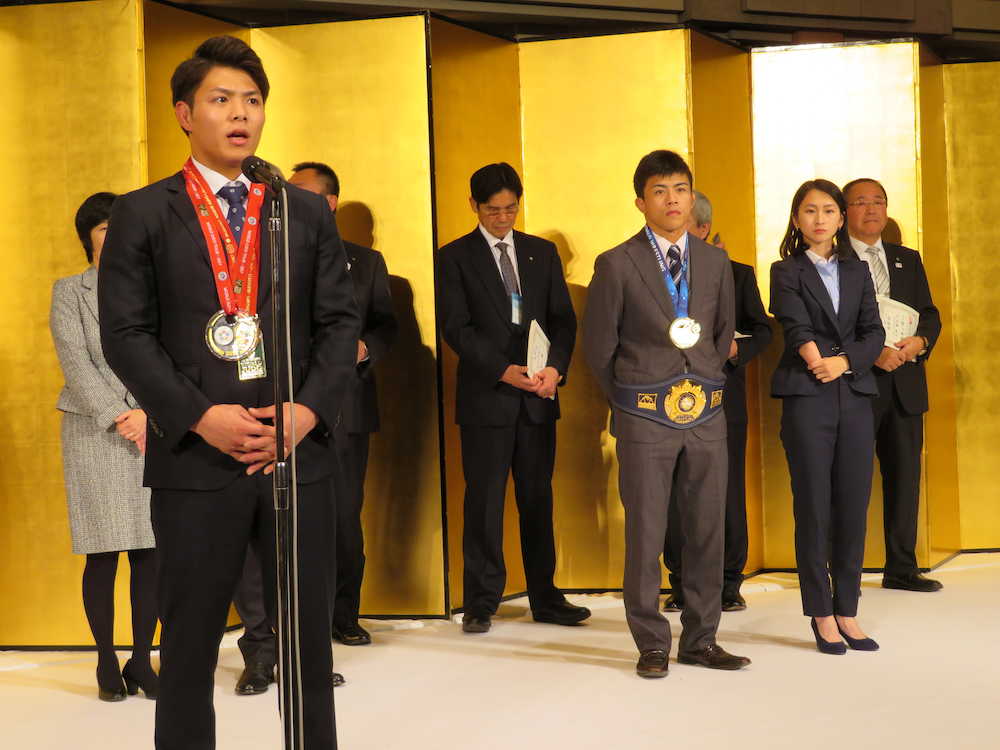 日体大主催の結果報告祝賀会で選手を代表してスピーチする柔道男子の阿部一二三（左）