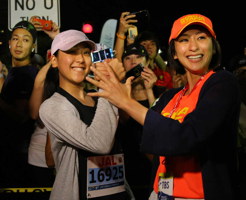 ＜ホノルルマラソン＞姉・舞さんの激励を受けスタートに臨む浅田真央さん（左）