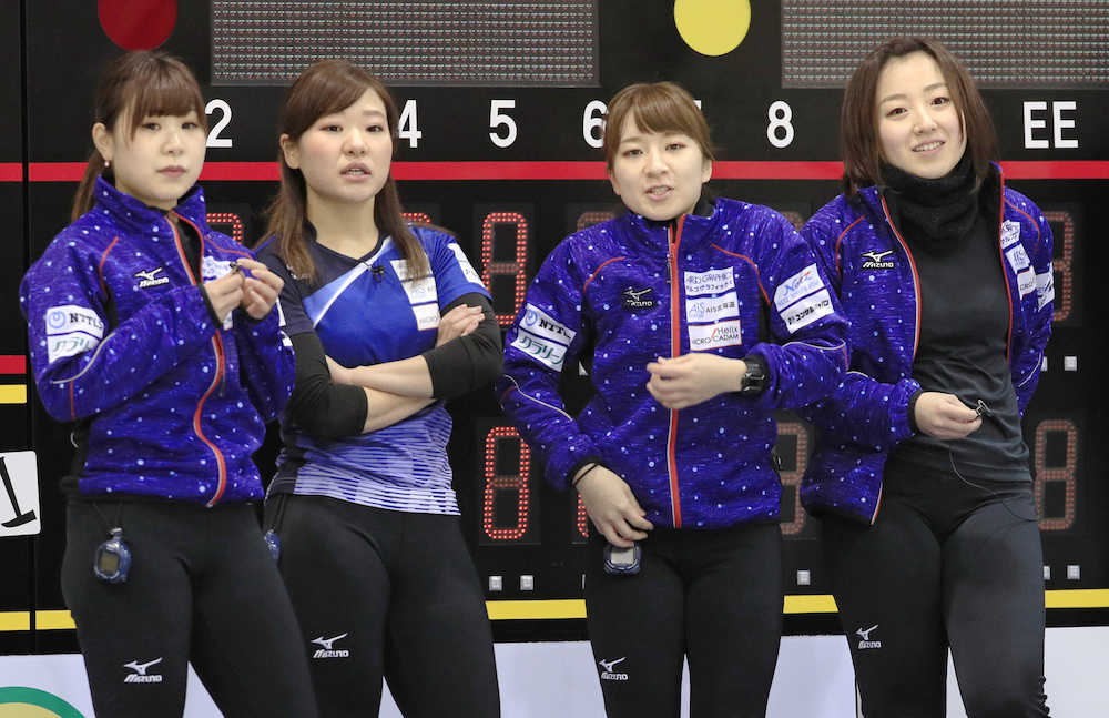 韓国チームに勝利したＬＳ北見の（右から）藤沢、鈴木、吉田知、吉田夕