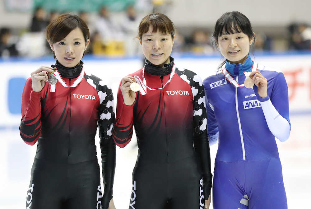 女子５００メートル決勝の表彰式を終え、メダルを手にポーズを決める優勝した菊池純礼（中）、２位・伊藤亜由子（左）、３位・菊池悠希