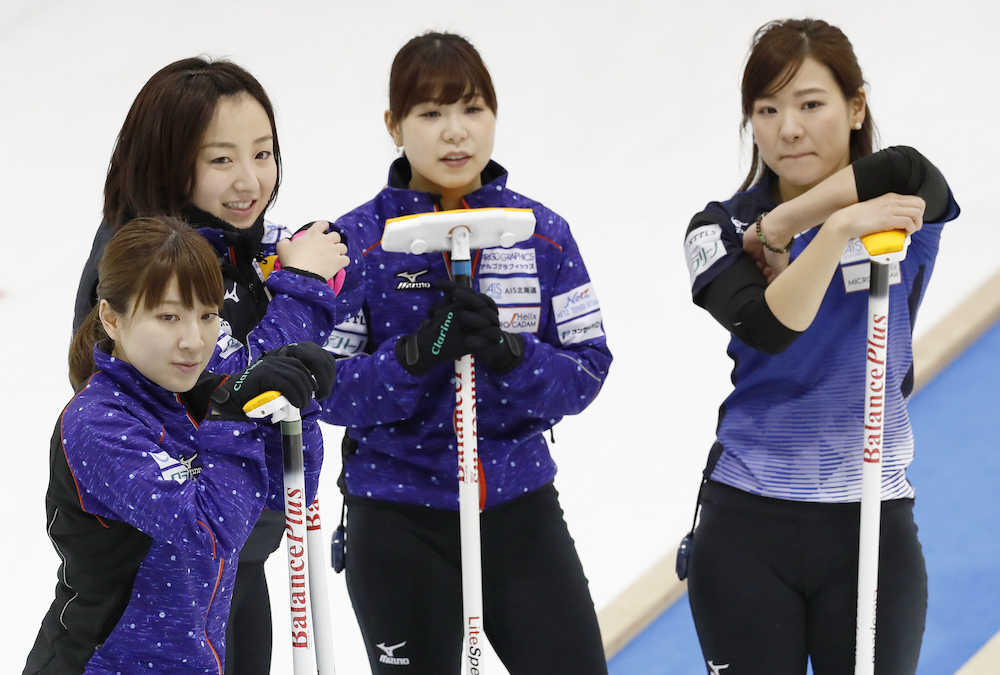 女子準決勝　スイス戦の第６エンドを終えたＬＳ北見の（左から）鈴木、藤沢、吉田夕、吉田知