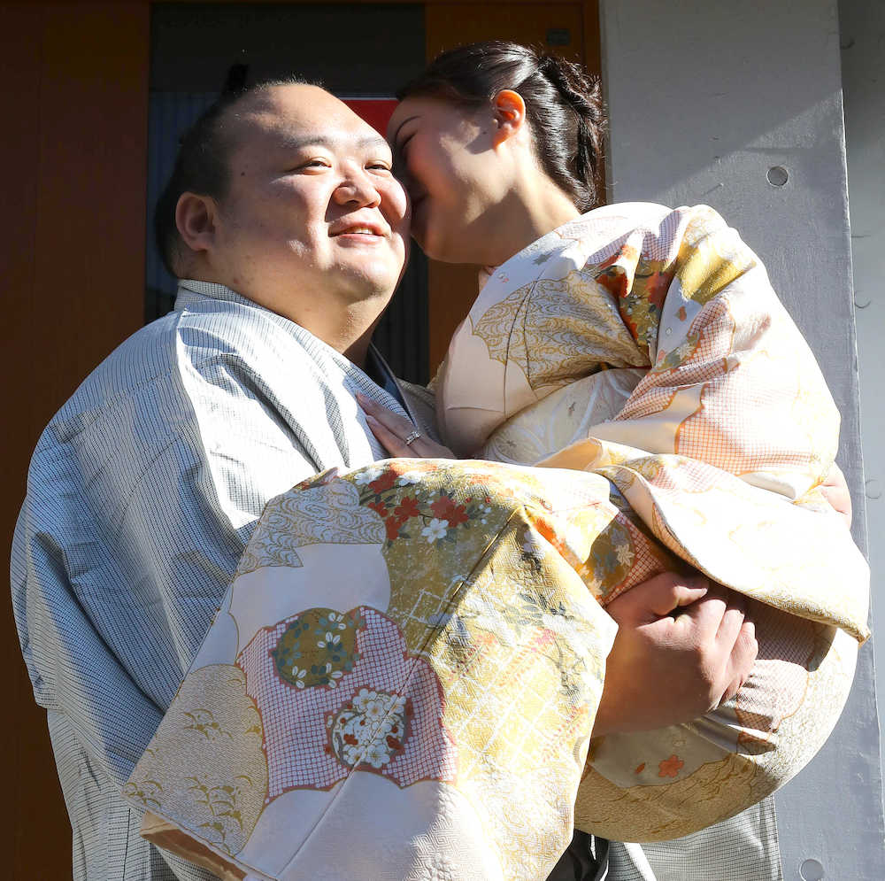 ＜宝富士結婚会見＞英莉乃さんからキスをされ笑顔を見える宝富士（左）（撮影・会津　智海）