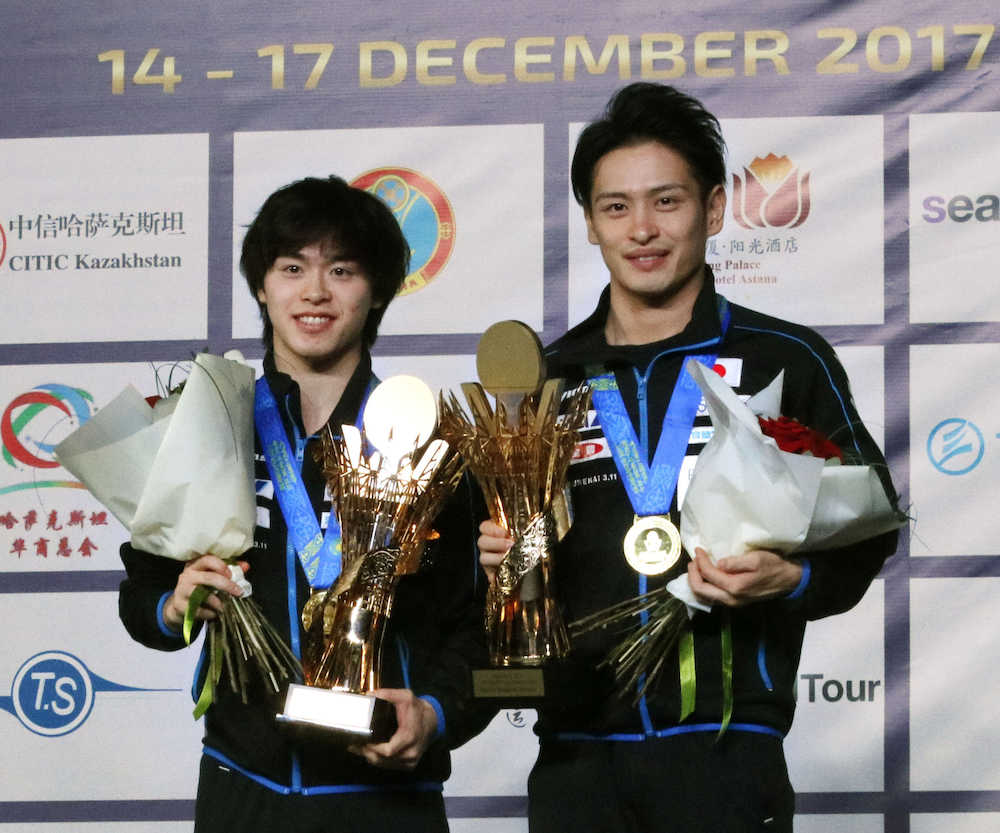 男子ダブルスで優勝し、表彰式でトロフィーを手にする大島（右）、森薗組