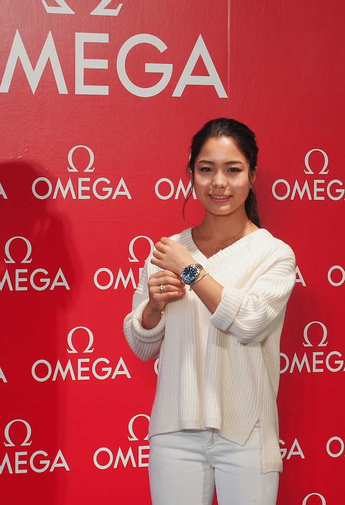オメガの平昌五輪モデルの時計を贈呈された高梨沙羅