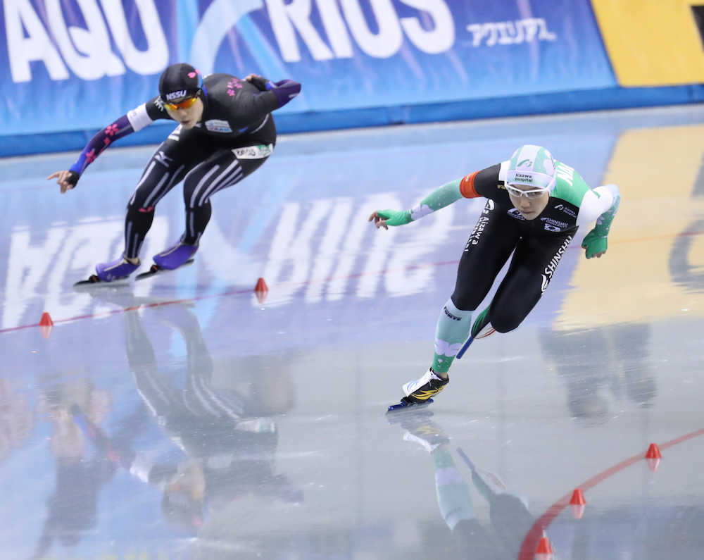 女子１０００メートルで同走の高木美（左）との直接対決を制し優勝した小平