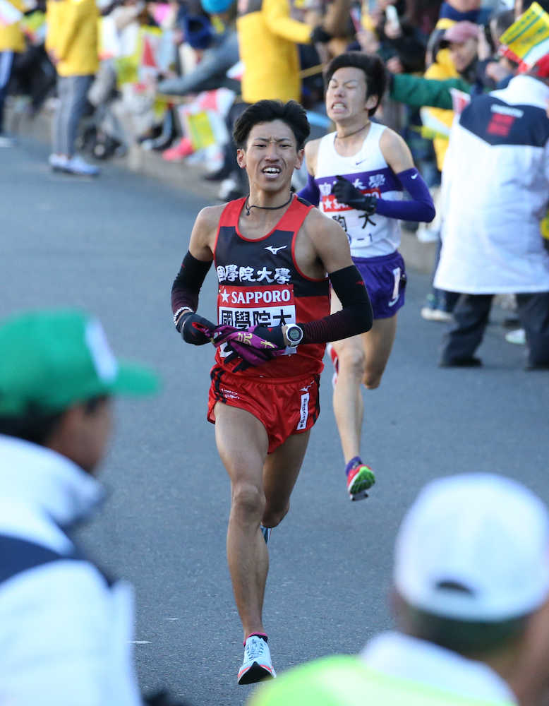 懸命に走る国学院大の１区・浦野雄平（左）