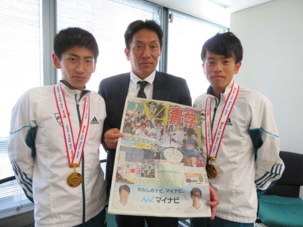 ４連覇を伝えるスポニチ本紙を手に喜びを語る（左から）田村、原監督、下田