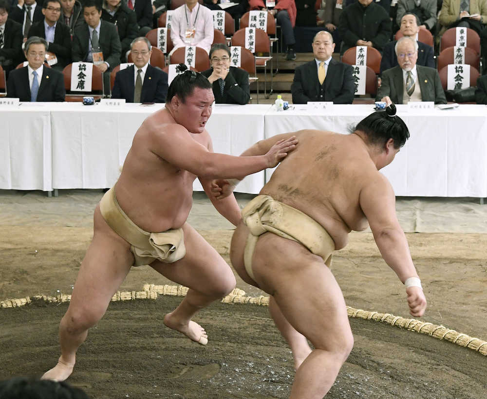 稽古総見で汗を流す横綱白鵬（左）。奥右端から横審の北村正任委員長、日本相撲協会の八角理事長
