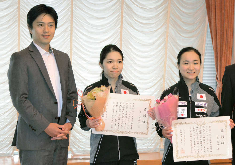 伊藤美誠（右）とともに表彰された、３月で引退する卓球の若宮三紗子（中央）　左は吉村大阪市長