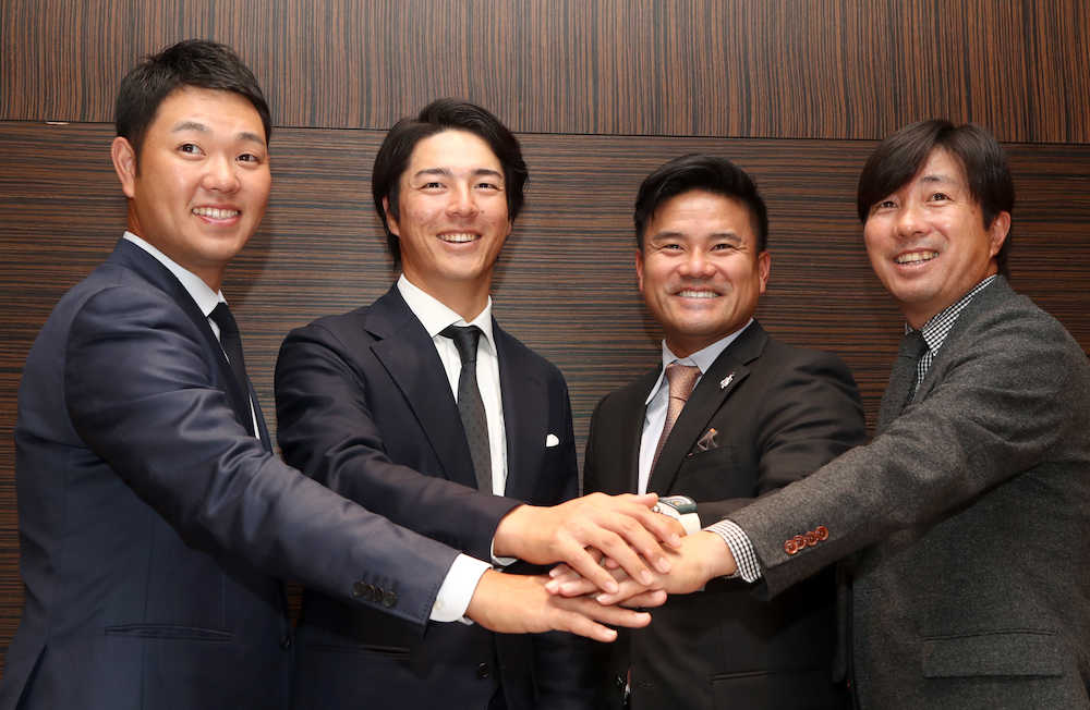 ジャパンゴルフツアー選手会理事役職を発表し、手を合わせる（左から）薗田峻輔副会長、石川遼会長、宮里優作副会長、深掘圭一郎副会長