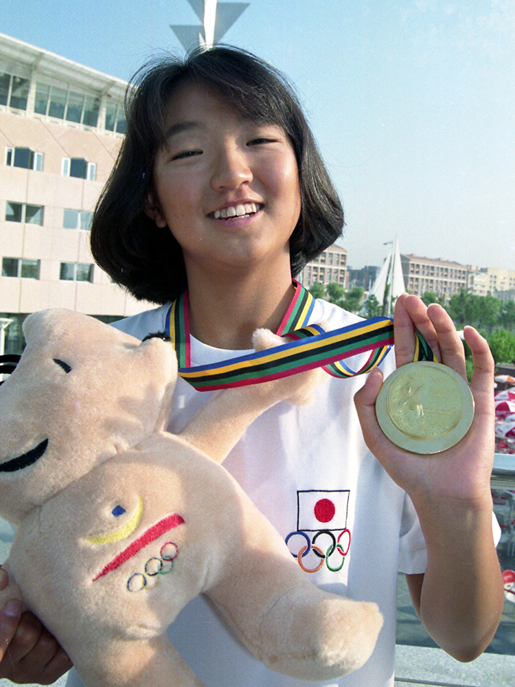 １９９２年バルセロナ五輪、夏季日本人最年少の１４歳で２００メートル平泳ぎに出場し、金メダルを獲得した岩崎恭子