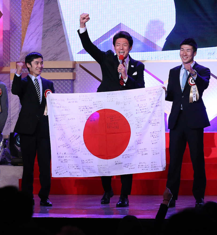 テレビ朝日ビッグスポーツ賞でガッツポーズをする（左から）体操・白井、松岡修造氏、陸上・桐生