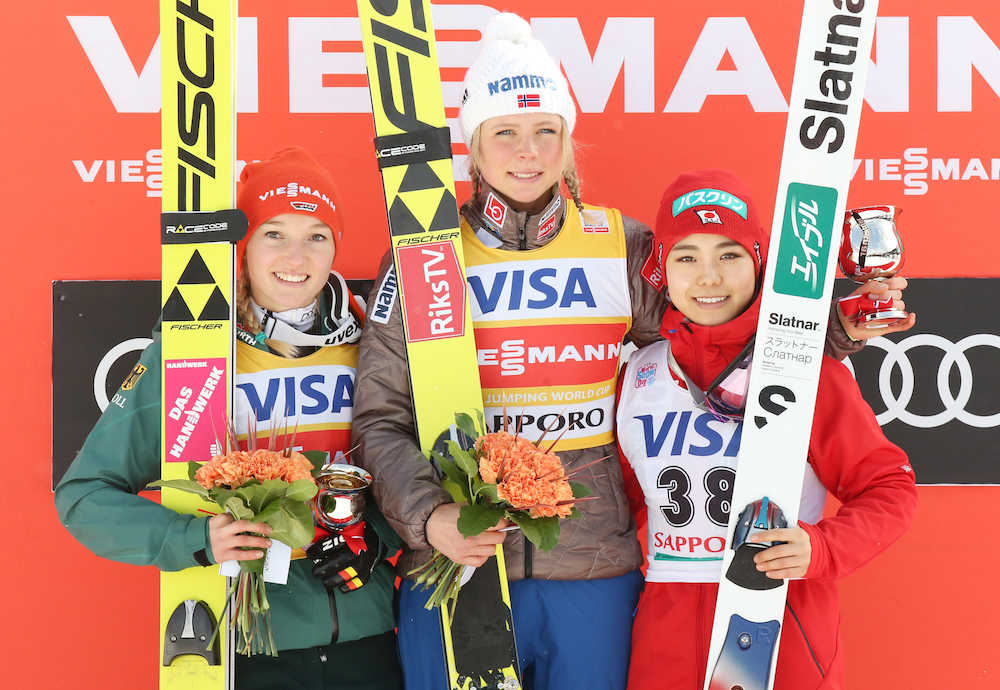 ＜女子スキージャンプＷ杯札幌大会＞３位入賞を果たし、笑顔の高梨沙羅（右）。左は２位アルトハウス、中央は優勝のルンビ