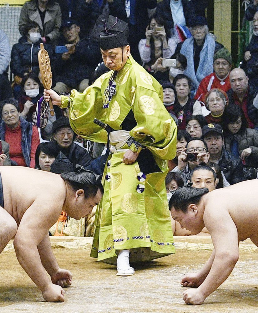 昨年の大相撲冬巡業で、白鵬（右）―鶴竜（左）戦を裁く式守伊之助