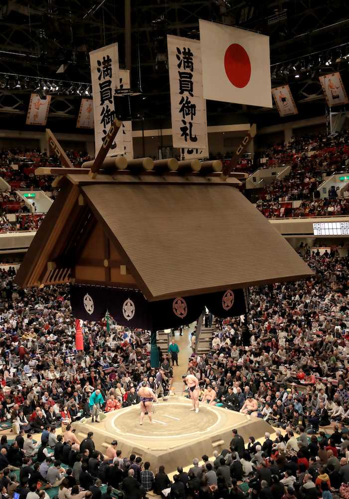 大相撲初場所初日、両国国技館は満員御礼となった