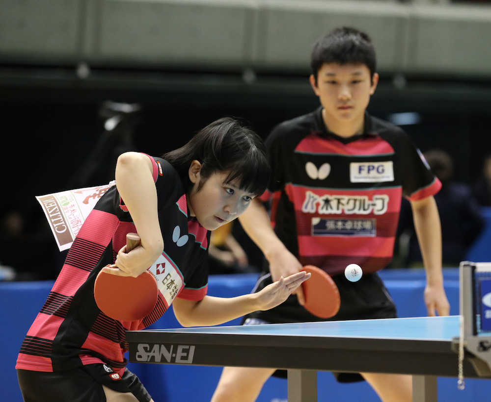全日本卓球混合ダブルス２回戦、息の合ったプレーを見せる平野美宇と張本智和