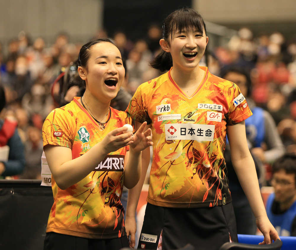 女子ダブルス準決勝を制し、笑顔を見せる伊藤（左）と早田