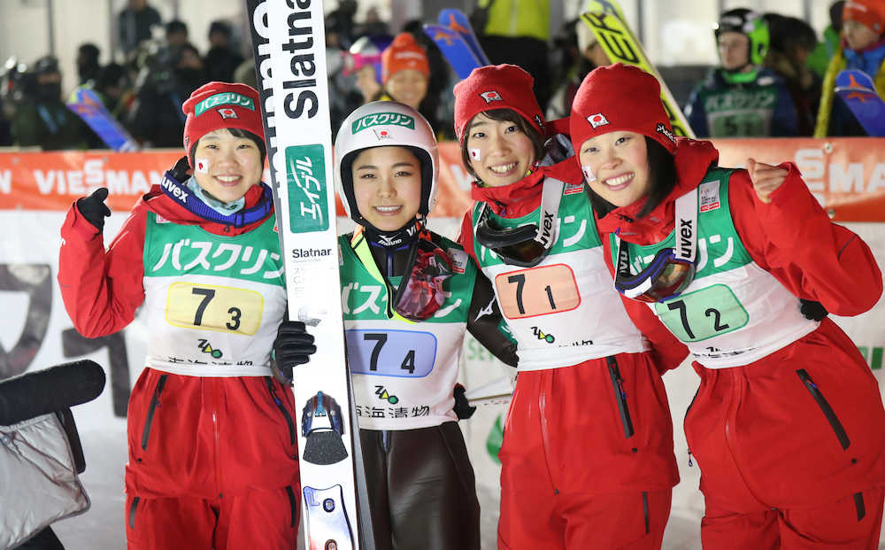 団体戦で優勝を決め、喜ぶ（左から）伊藤、高梨、岩渕、勢藤