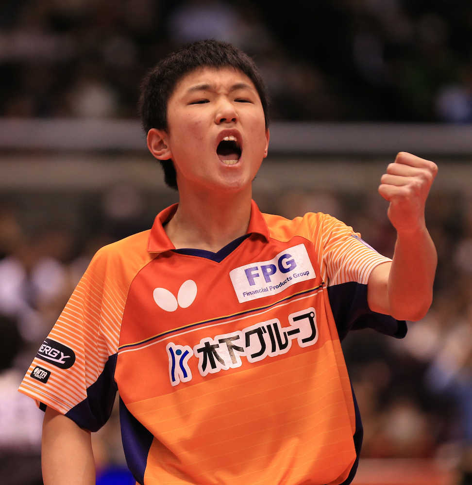 卓球全日本選手権男子シングルス決勝で「チョレイ！」の雄叫びを上げる張本