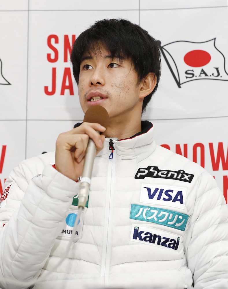 フリースタイルスキー平昌冬季五輪代表に選ばれ、記者会見する男子モーグルの堀島