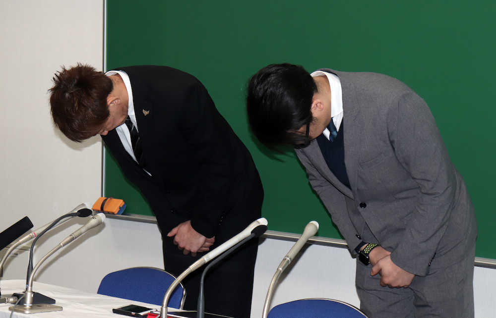 会見で頭を下げる代表取締役兼選手の折茂（左）と横田ＣＥＯ