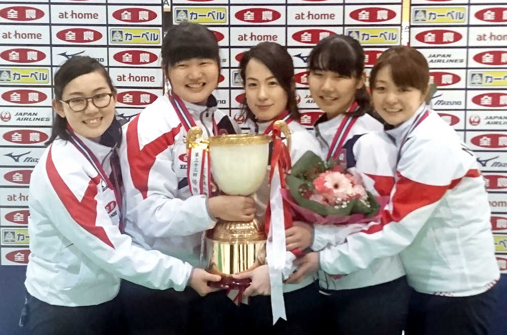 カーリング日本選手権で初優勝し喜ぶ小穴（左端）ら富士急の選手たち