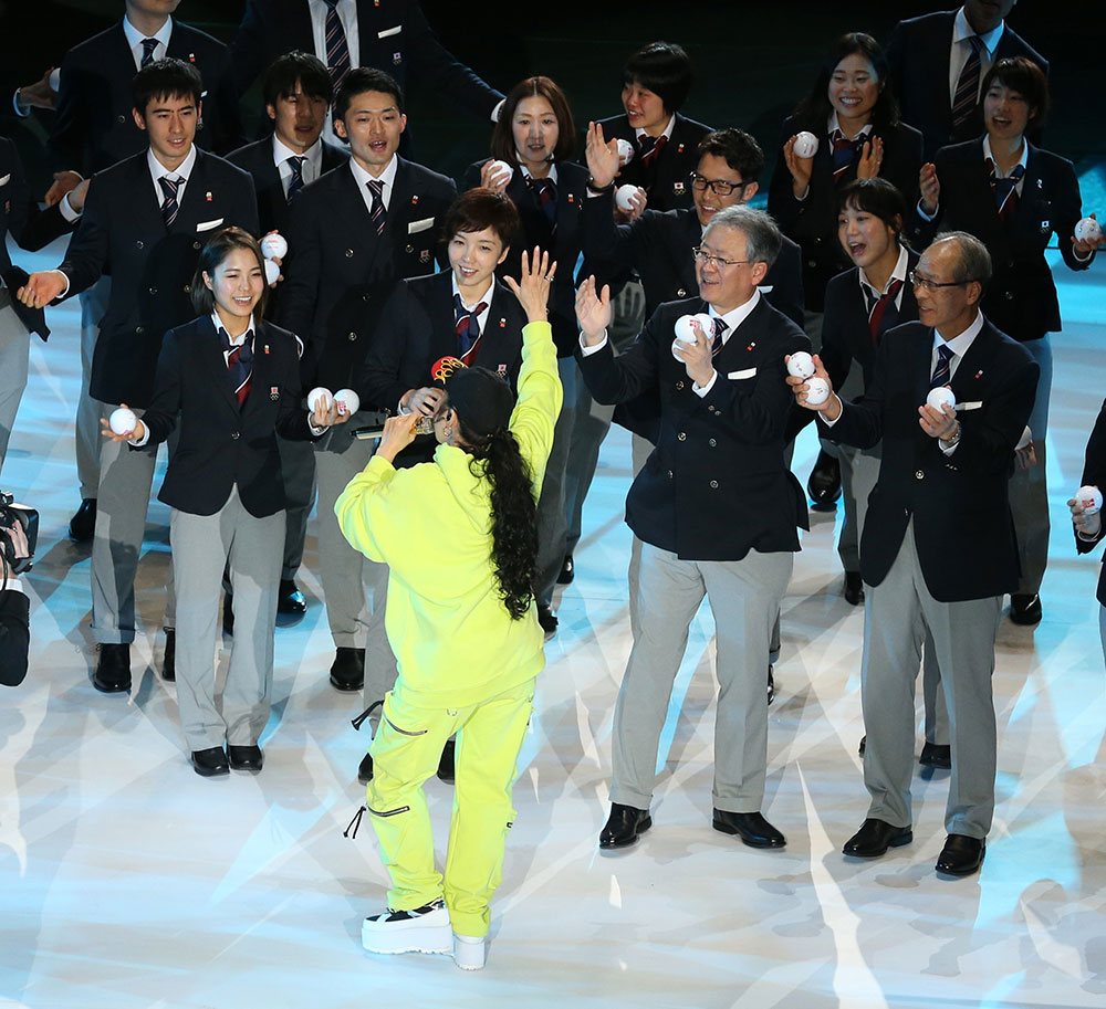 １月２４日に行われた平昌冬季五輪壮行会で、目の前で歌うＡＩを見てうれしそうな高梨（前列左）と小平（前列左から２人目）