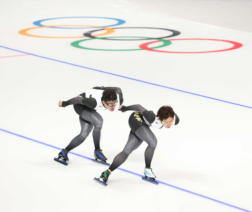 平昌五輪スピードスケート練習　リンクの感触を確かめる小平（右）と山中