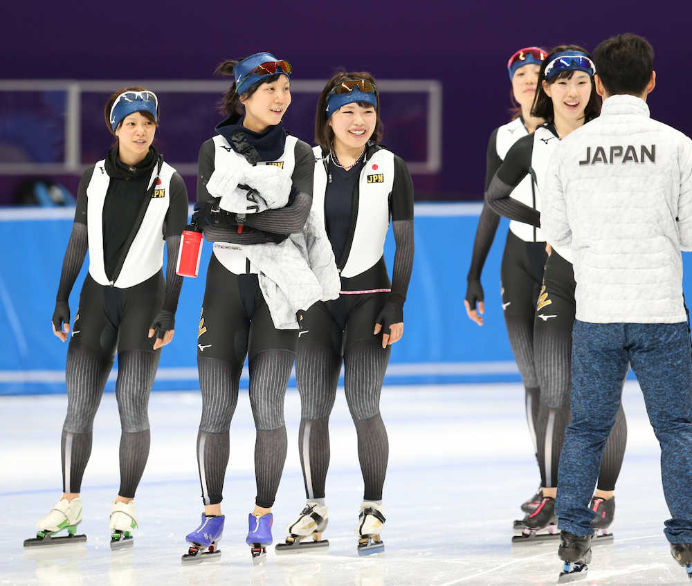平昌五輪スピードスケート練習　笑顔で練習する（左から）高木菜、高木美、佐藤、菊池彩、押切
