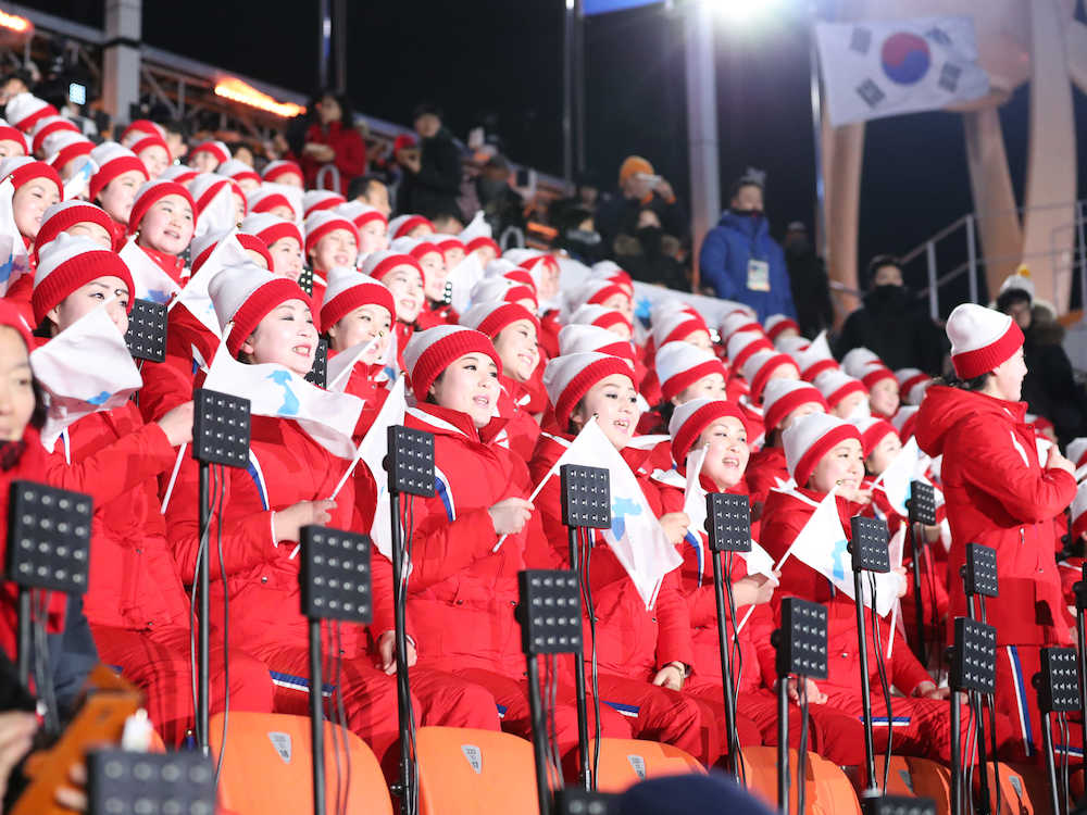 ＜平昌五輪開会式＞大声で合唱する北朝鮮の応援団