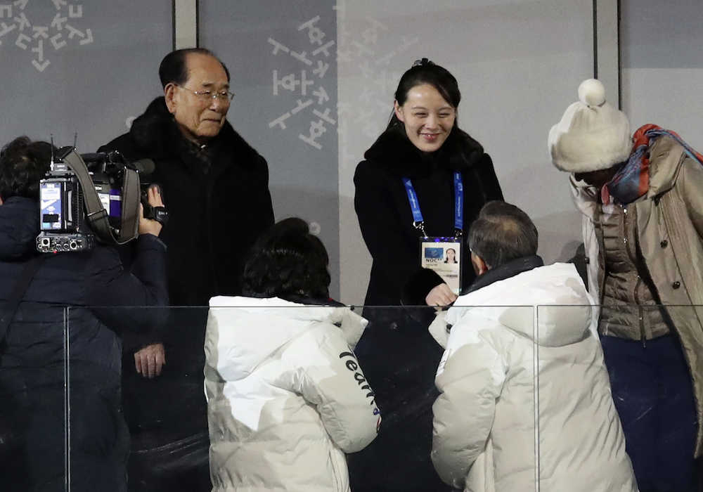韓国の文在寅大統領から握手を求められ、表情を崩した北朝鮮の金与正氏（ＡＰ）