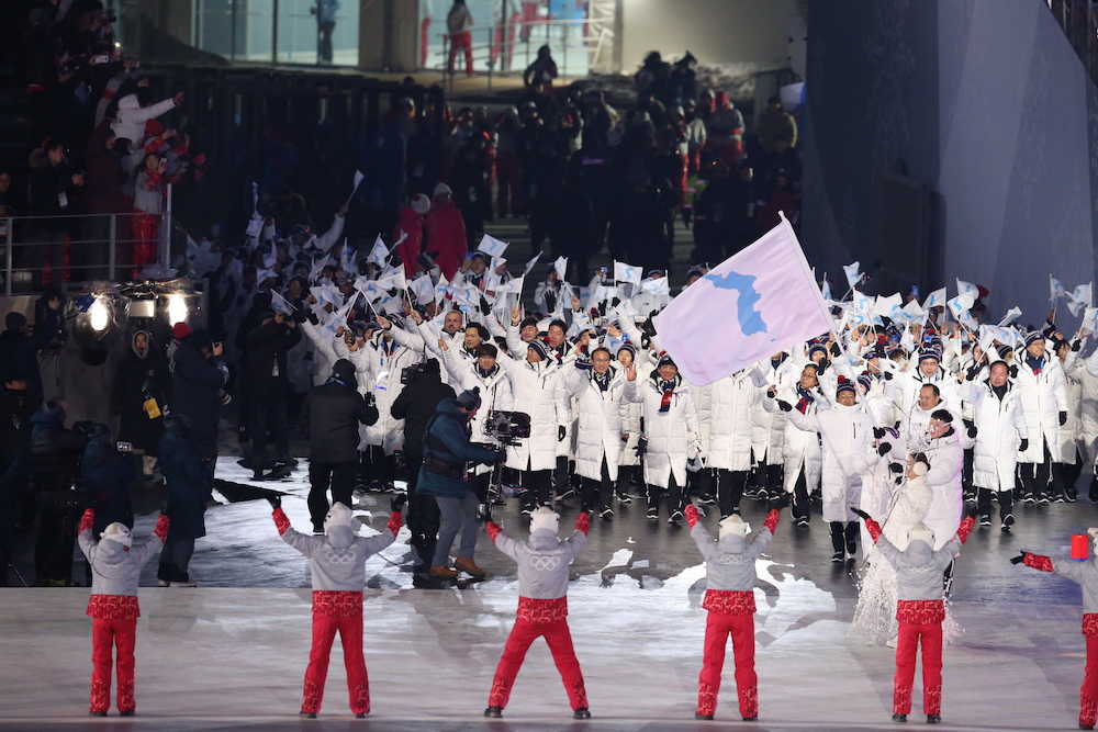 ＜平昌五輪開会式＞統一旗を先頭に入場する韓国と北朝鮮の選手団
