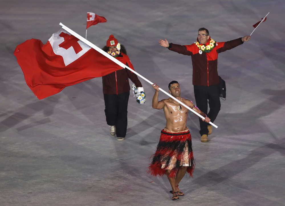 極寒の中、上半身裸で行進するトンガの旗手ピタ・タウファトフア