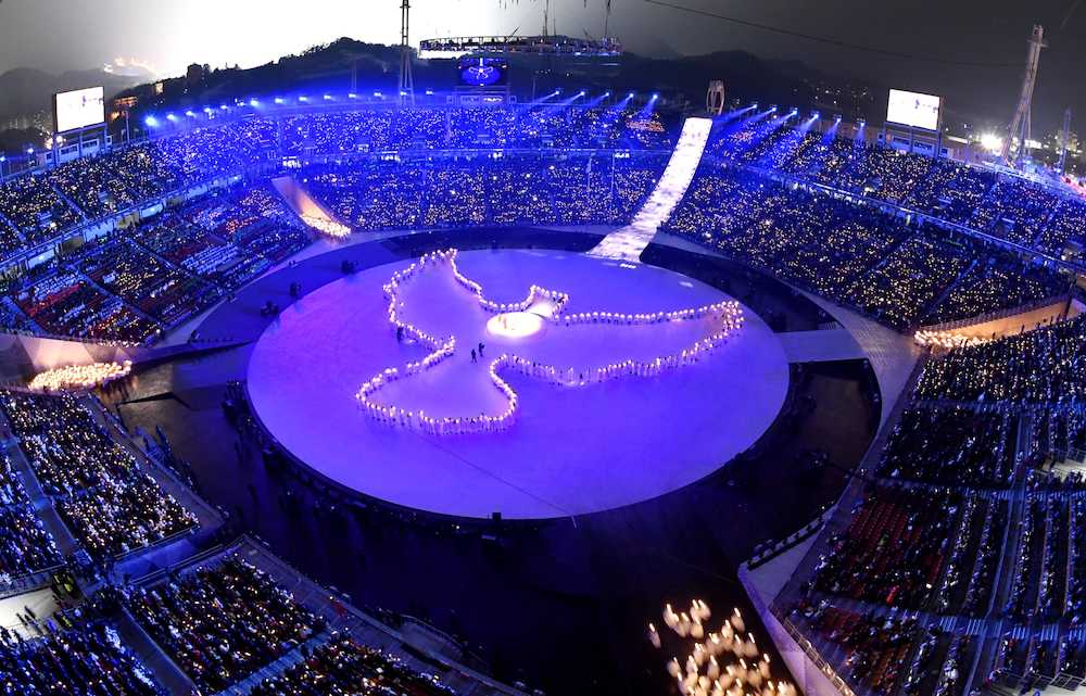 平昌冬季五輪の開会式で、舞台に浮かび上がった鳥の模様