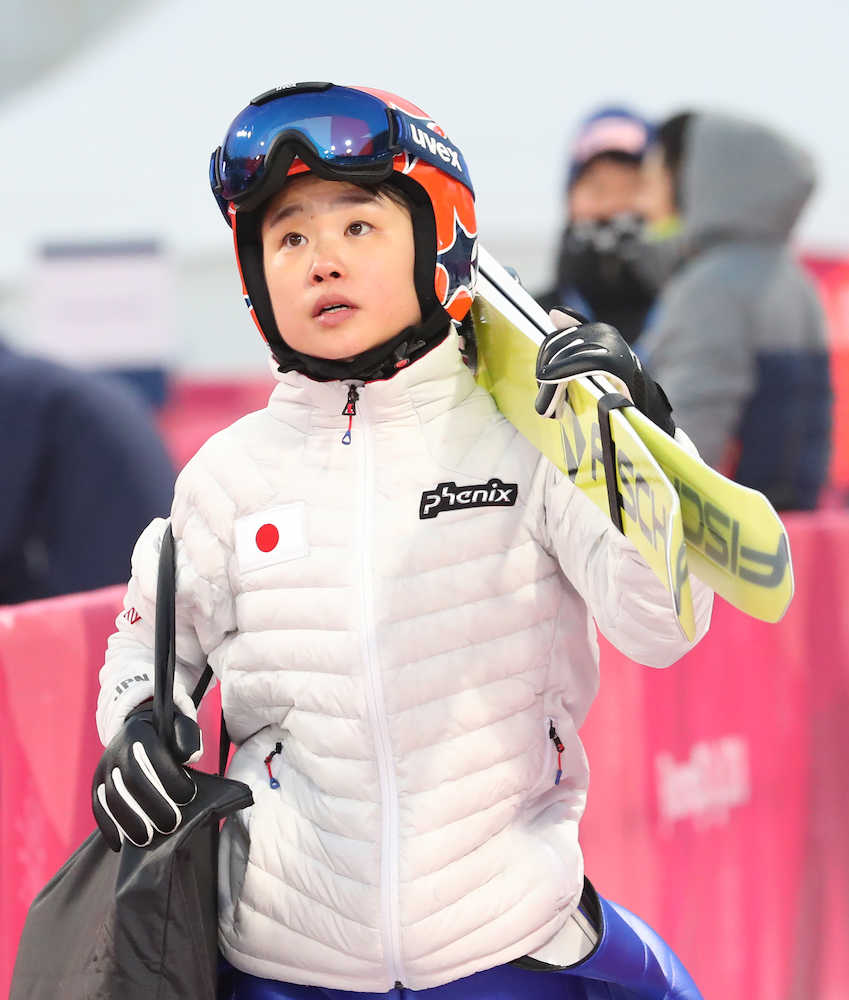 ＜平昌冬季五輪・スキー女子ジャンプ公式練習＞練習を終え、引き揚げる伊藤有希